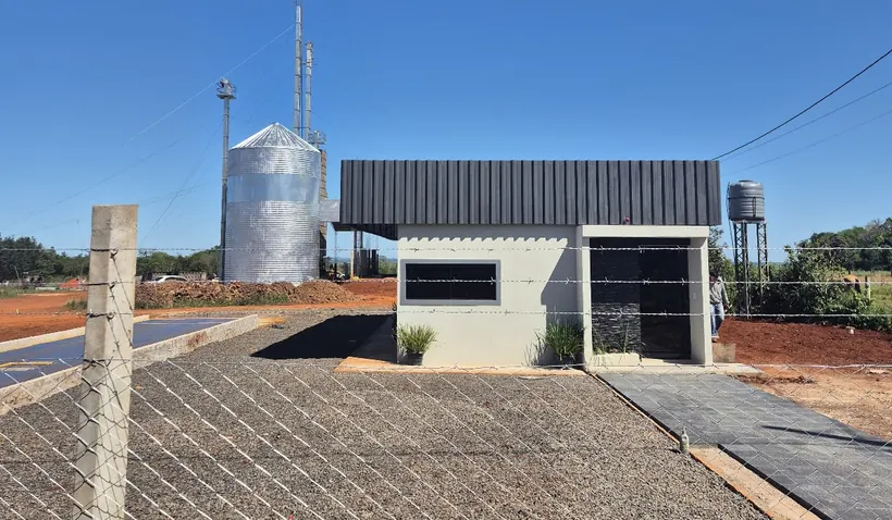 Frente de la planta de AGRICOM: silo, oficina y patio de ripio